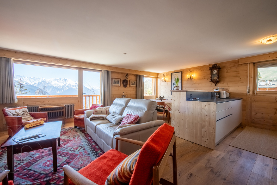 chalet-corbassiere-30-verbier-salon-cosy-grandes-fenetres-02.jpg