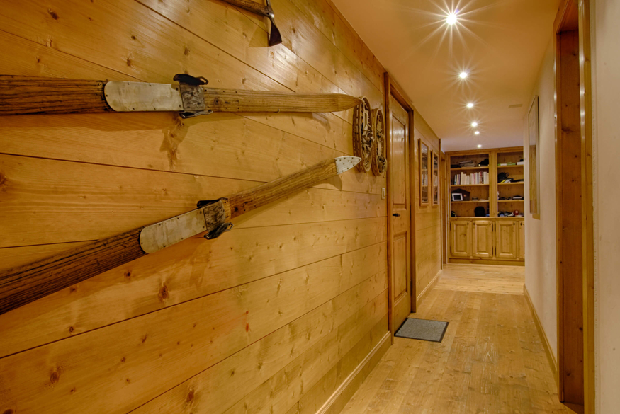 appartement-riant-mont-115-verbier-couloir-bois-15.jpg