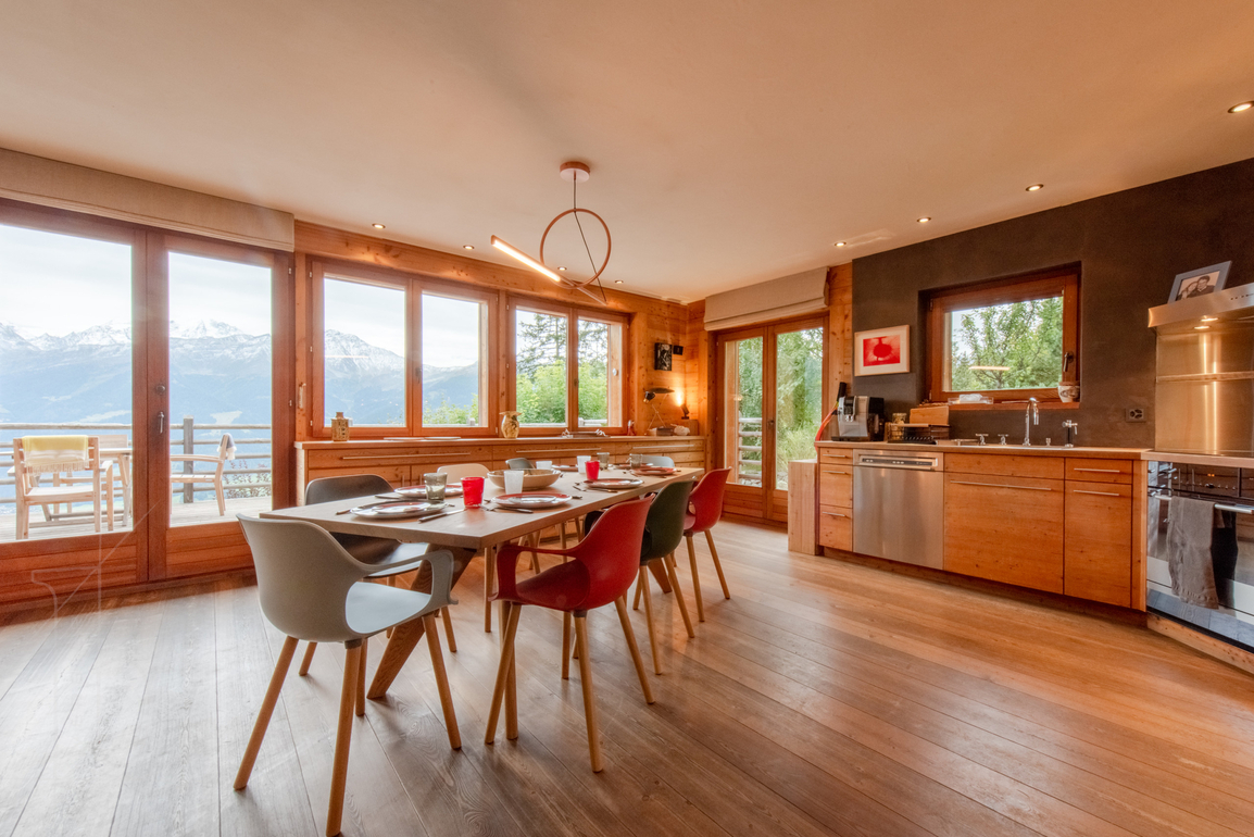 chalet-tanios-verbier-salle-a-manger-table-03.jpg