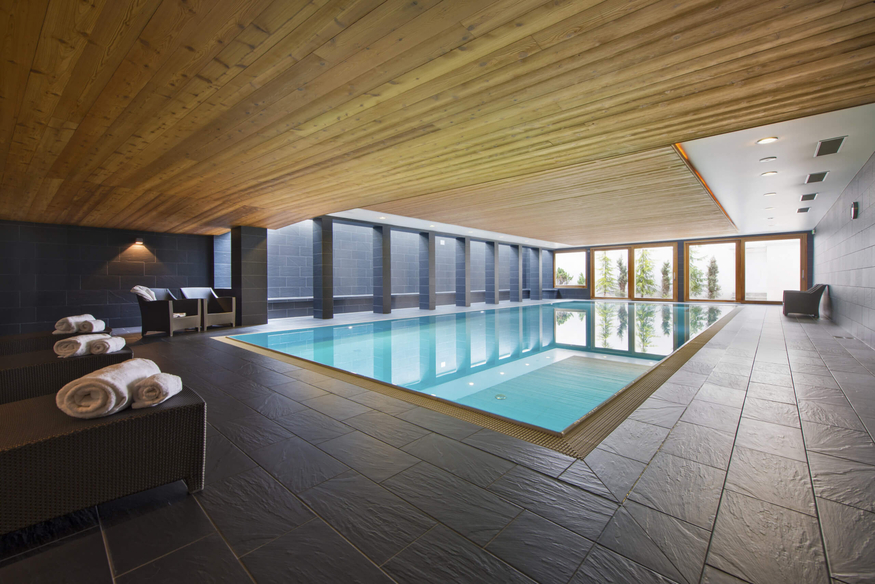 appartement-victoria-111-verbier-piscine-interieure-vue-large-15.jpg