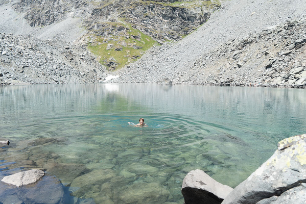 swimming in the lac du Petit Mont-Fort