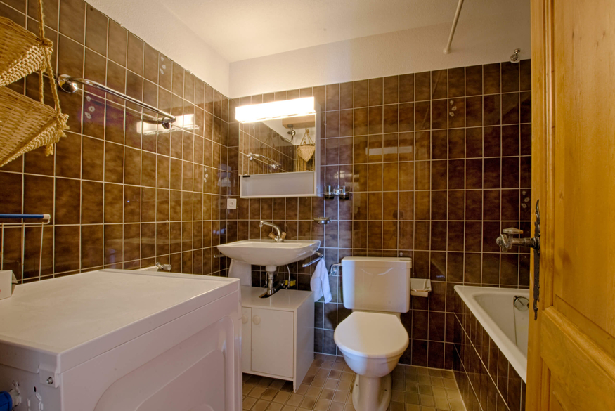 appartement-flaminia-117-verbier-salle-de-bain-baignoire-08.jpg