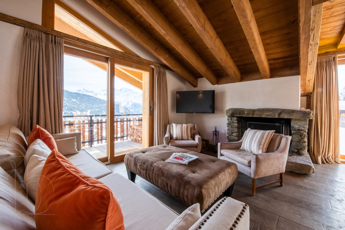 appartement-baccara-combles-verbier-salon-canapes-balcon-03.jpg
