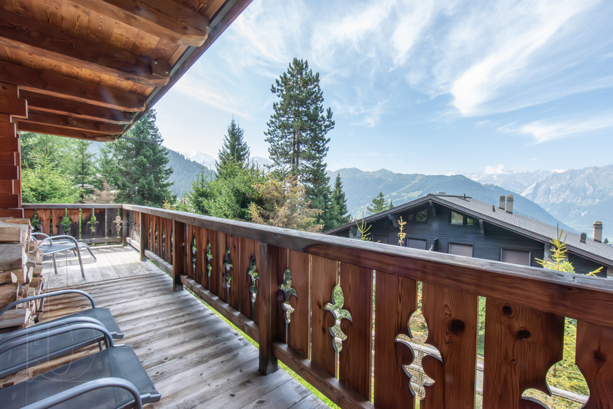 appartement-ecureuil-119-verbier-balcon-bois-vue-16.jpg