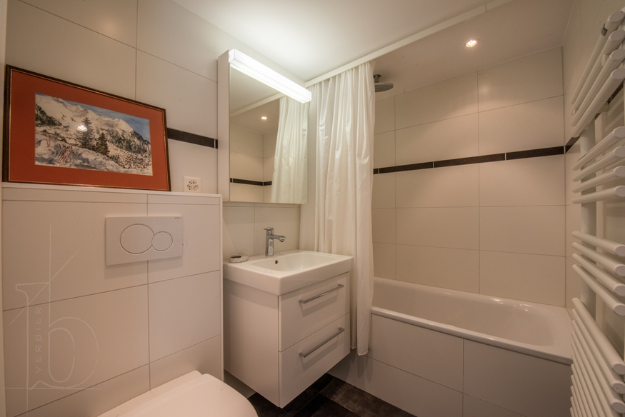 appartement-mirabelles-21-22-verbier-salle-de-bain-baignoire-09.jpg