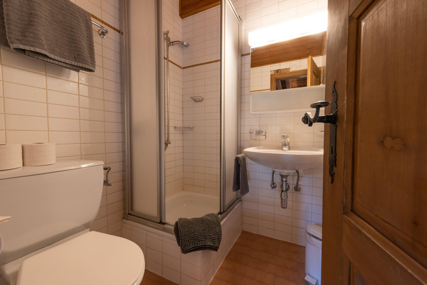 appartement-carina-251-verbier-salle-de-bain-baignoire-15.jpg