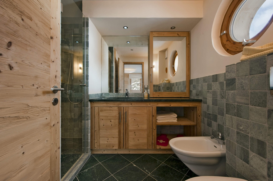 appartement-airview-203-verbier-salle-de-bain-lavabo-25.jpg