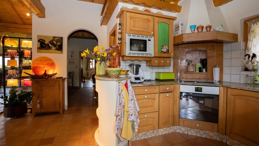 Vue intérieure cuisine équipée en bois – Chalet La Tsombe à vendre Verbier