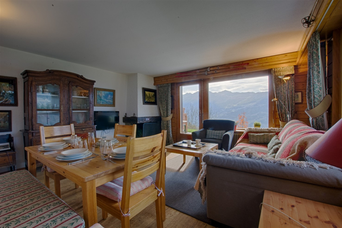appartement-pelican-048-verbier-espace-repas-salon-03.jpg