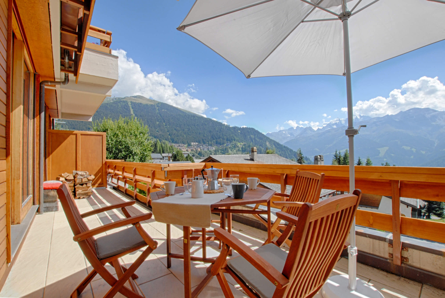 appartement-thalia-066-verbier-terrasse-table-vue-15.jpg