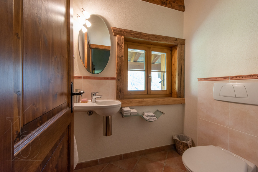 chalet-billabong-verbier-salle-de-bain-lavabo-wc-13.jpg