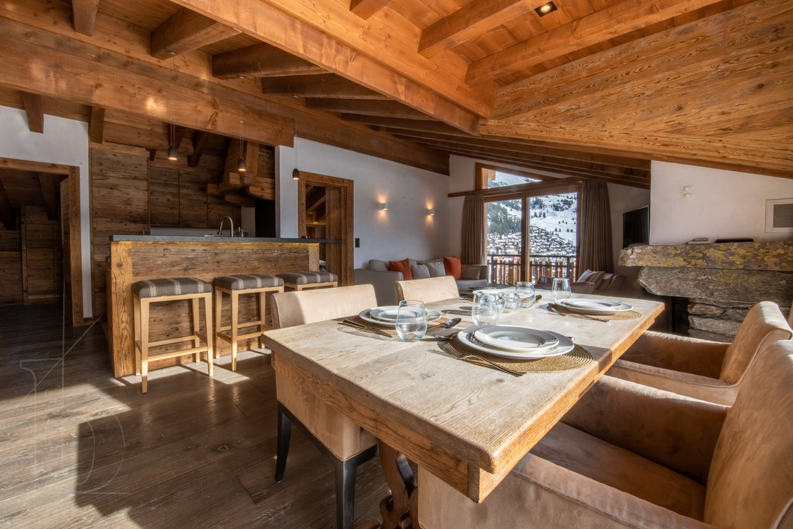 appartement-baccara-combles-verbier-salle-a-manger-grande-table-02.jpg