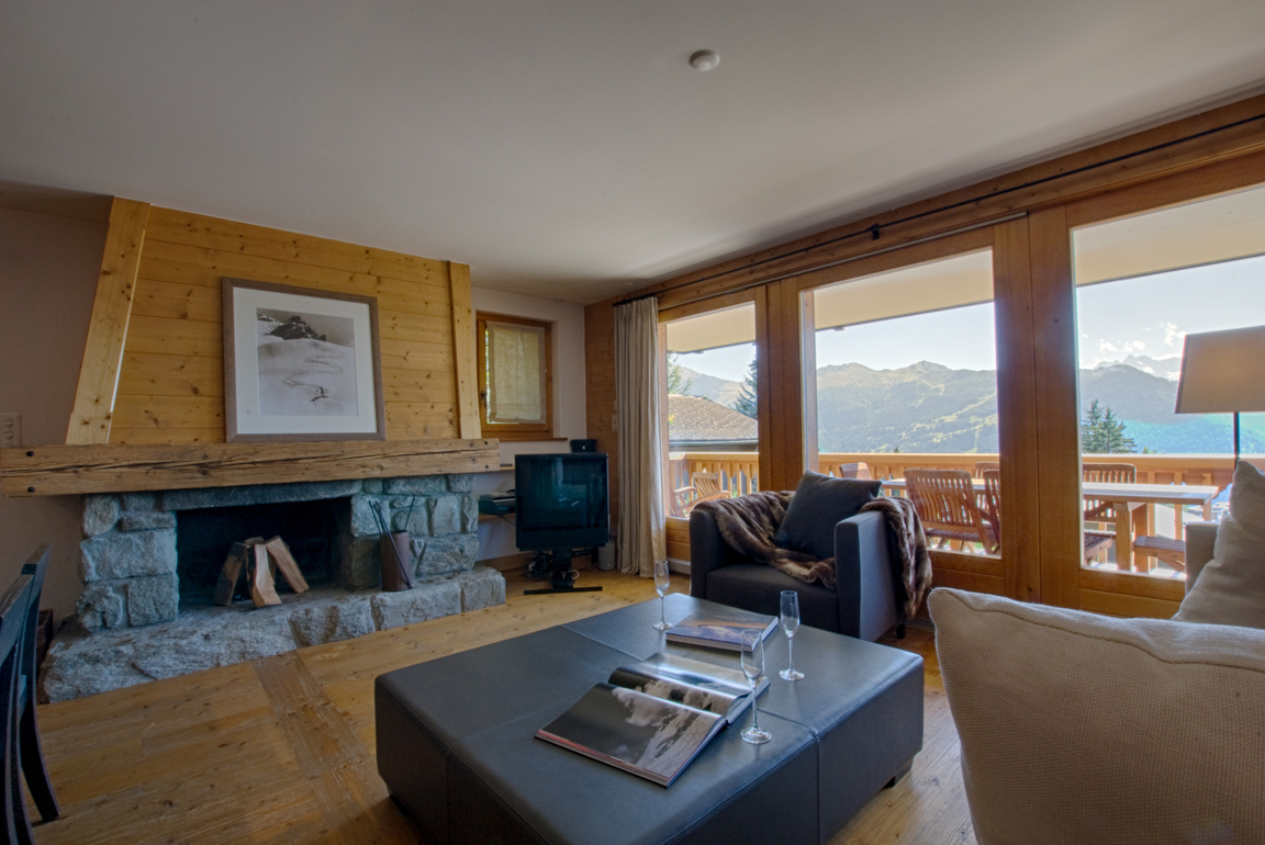 appartement-riant-mont-115-verbier-salon-vue-fenetres-03.jpg