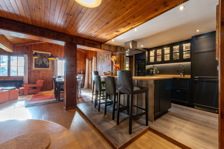 chalet-la-vadrouille-verbier-cuisine-bar-tabourets-07.jpg