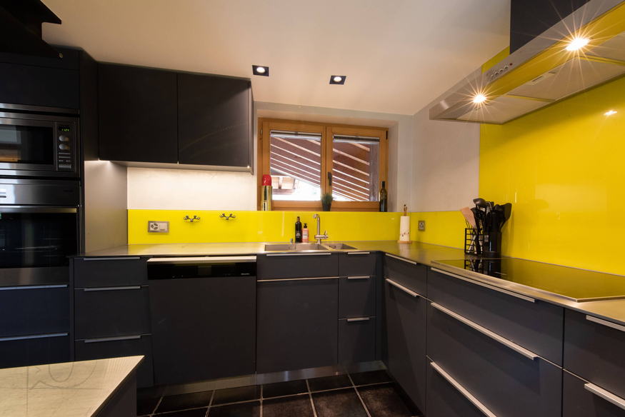 chalet-clambinet-verbier-cuisine-noire-credence-jaune-14.jpg
