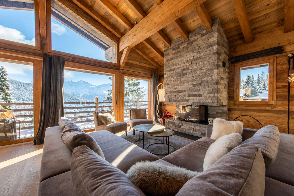 chalet-cortil-verbier-salon-cheminee-vue-montagnes-03.jpg