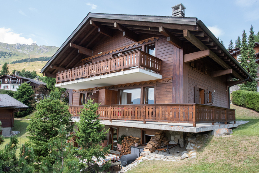 chalet-verseau-15-verbier-facade-balcon-bois-07.jpg