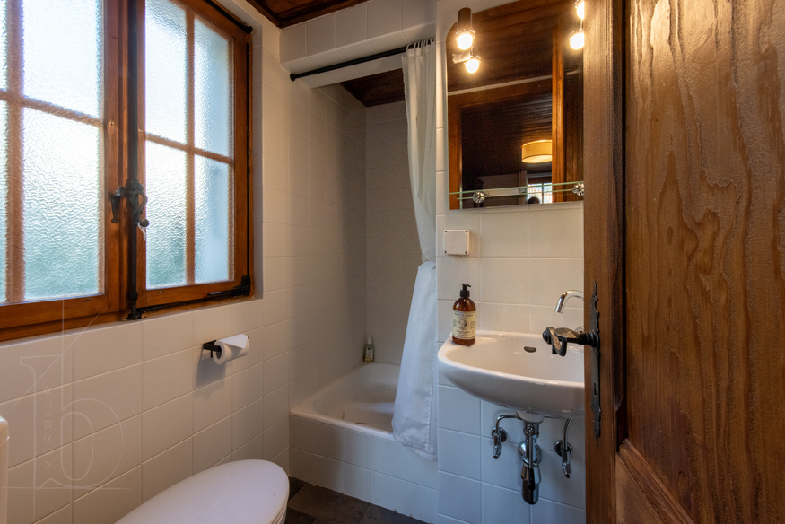 chalet-la-vadrouille-verbier-salle-de-bain-lavabo-fenetre-16.jpg