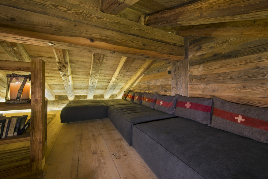 chalet-alpin-roc-verbier-salon-sous-combles-vue-19.jpg