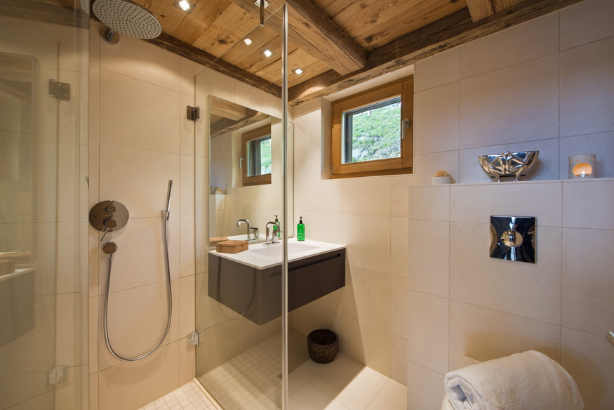 chalet-alpin-roc-verbier-salle-de-bain-douche-12.jpg