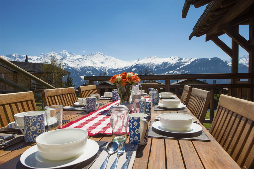 chalet-5-roses-verbier-table-exterieure-vue-12.jpg