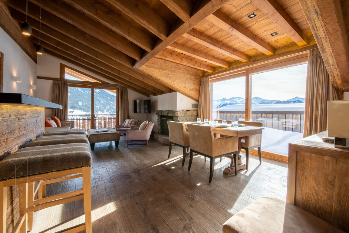 appartement-baccara-combles-verbier-sejour-poutres-fenetres-01.jpg