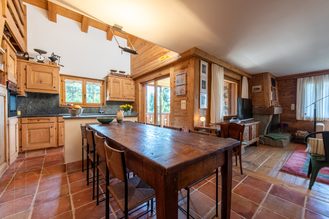 appartement-ecureuil-119-verbier-salle-a-manger-table-03.jpg