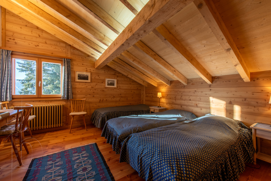 chalet-la-cigale-verbier-chambre-mansardee-poutres-09.jpg