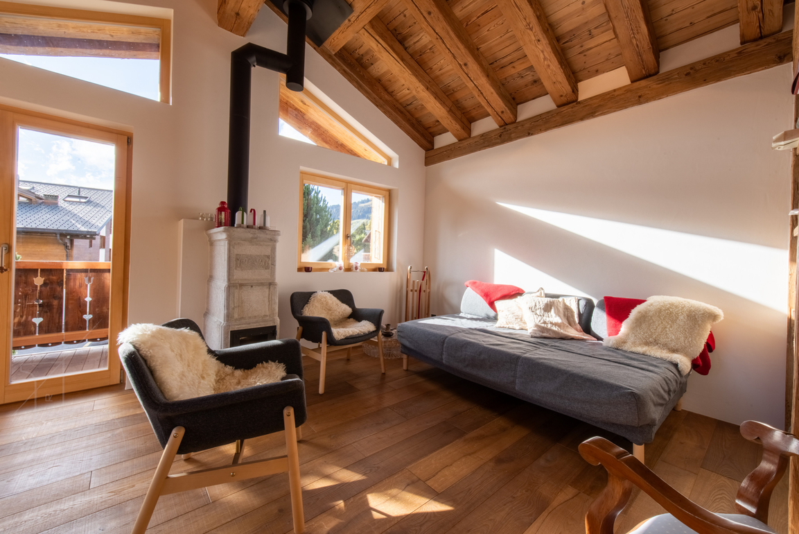 chalet-mon-ronron-verbier-salon-lumineux-canapes-02.jpg