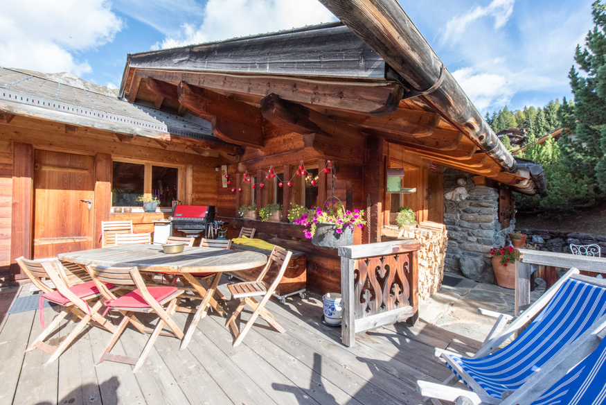chalet-hookipa-verbier-terrasse-ensoleillee-table-17.jpg