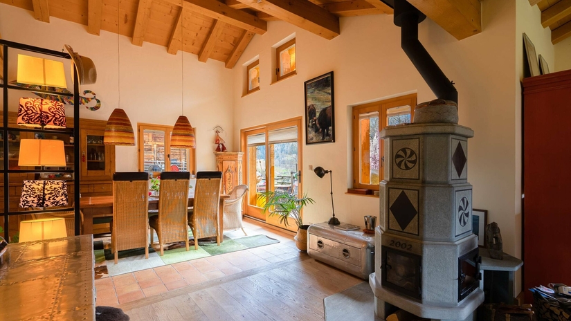 Vue intérieure salle à manger avec poêle – Chalet La Tsombe à vendre Verbier