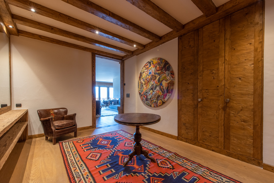 appartement-victoria-a-211-verbier-couloir-banc-03.jpg