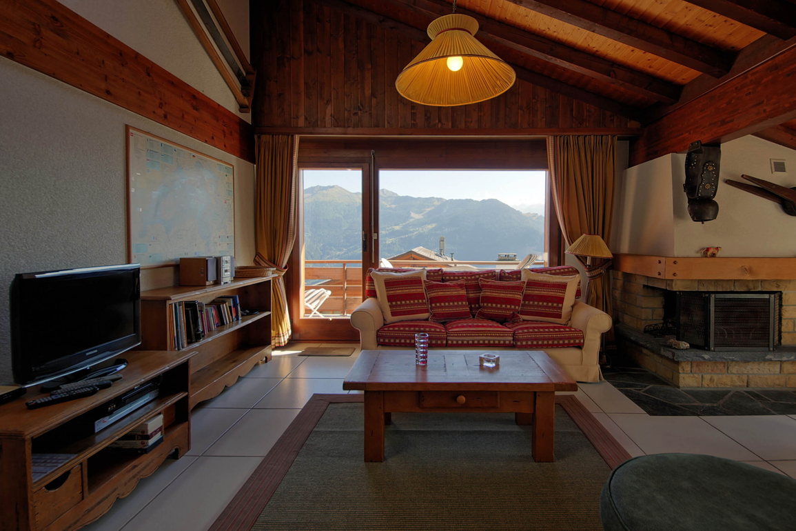 appartement-mondzeu-c271-verbier-salon-cheminee-02.jpg