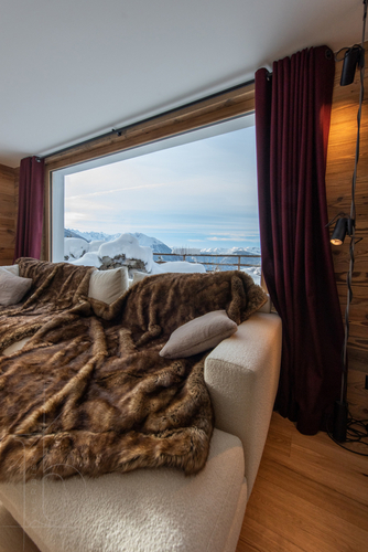 appartement-grand-cirque-verbier-salon-canape-vue-montagnes-06.jpg