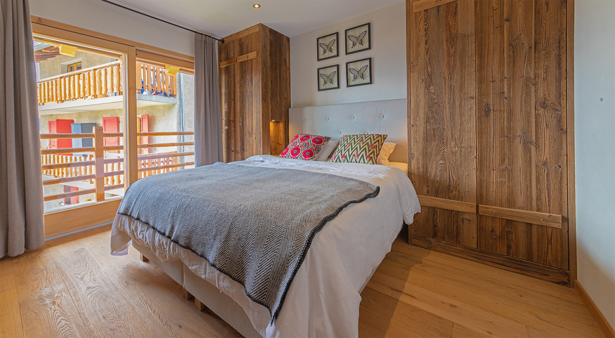 chalet-indama-verbier-chambre-boiseries-lit-double-13.jpg
