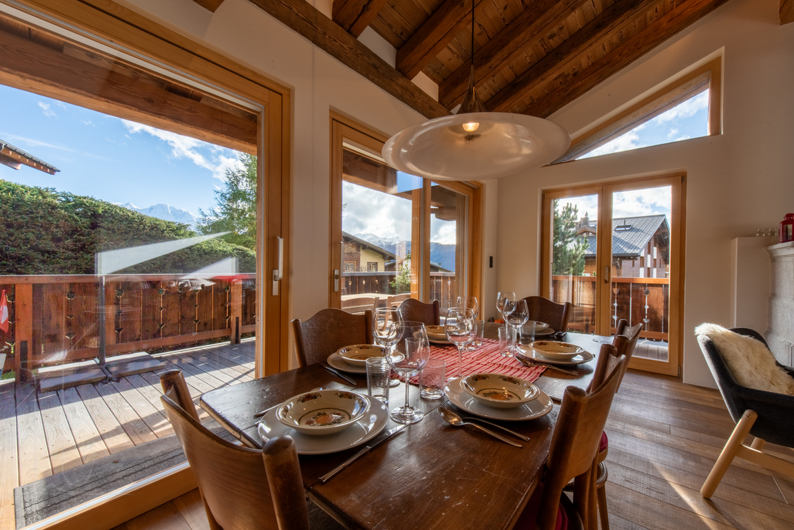 chalet-mon-ronron-verbier-salle-a-manger-acces-terrasse-03.jpg