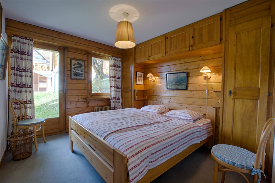 appartement-pelican-048-verbier-chambre-lits-boiseries-07.jpg