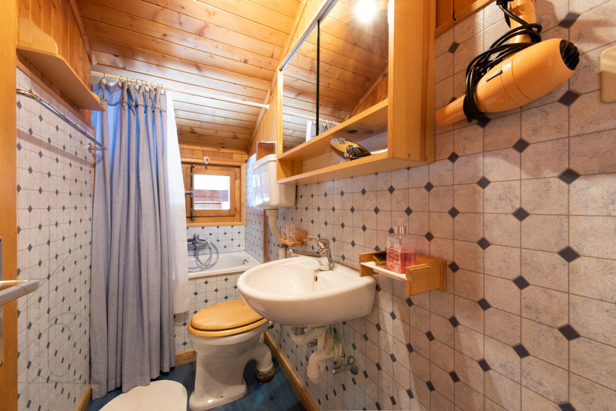 appartement-airelles-combles-verbier-salle-de-bain-lavabo-douche-08.jpg