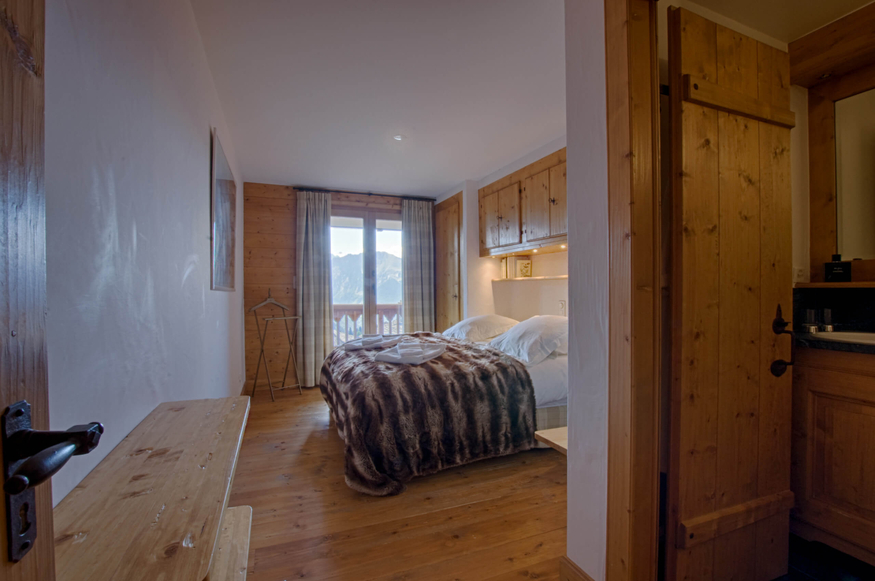 appartement-riant-mont-115-verbier-chambre-lit-boiseries-12.jpg