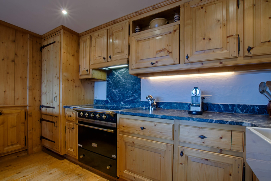 appartement-riant-mont-115-verbier-cuisine-credence-bleue-10.jpg