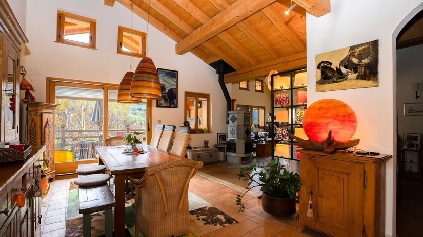 Vue intérieure salle à manger avec cheminée – Chalet La Tsombe à vendre Verbier