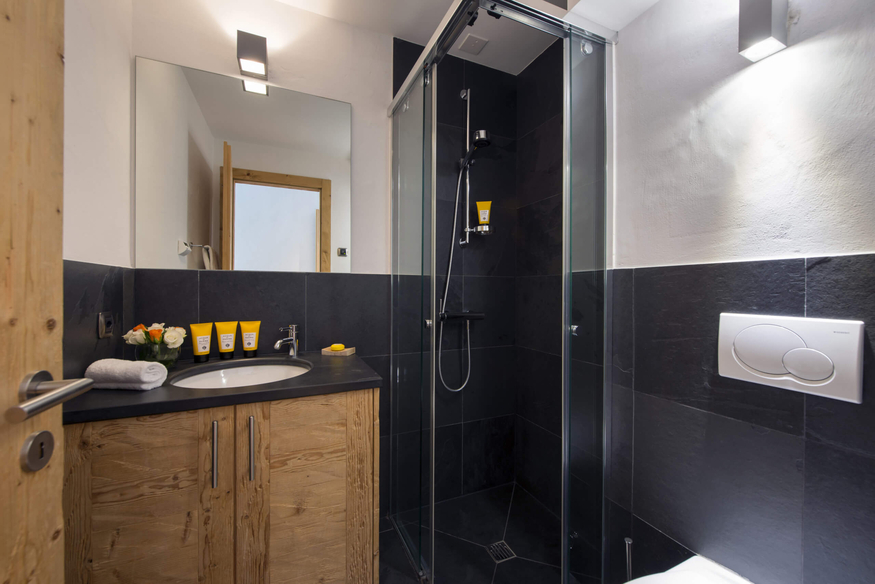 appartement-victoria-111-verbier-salle-de-bain-douche-12.jpg