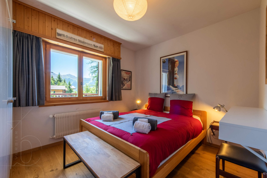 appartement-girolles-a64-verbier-chambre-double-lit-rouge-11.jpg