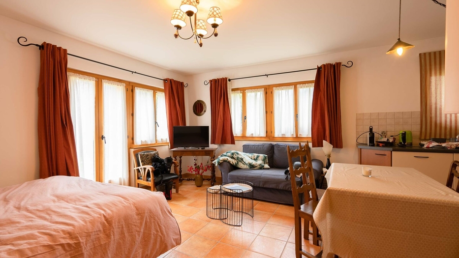 Vue intérieure chambre lumineuse avec lit double – Chalet La Tsombe à vendre Verbier