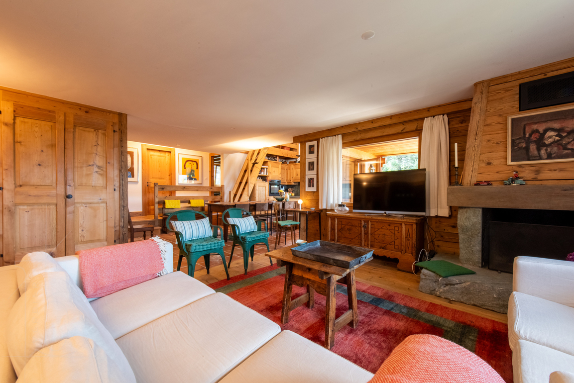 appartement-ecureuil-119-verbier-salon-cosy-fenetres-02.jpg