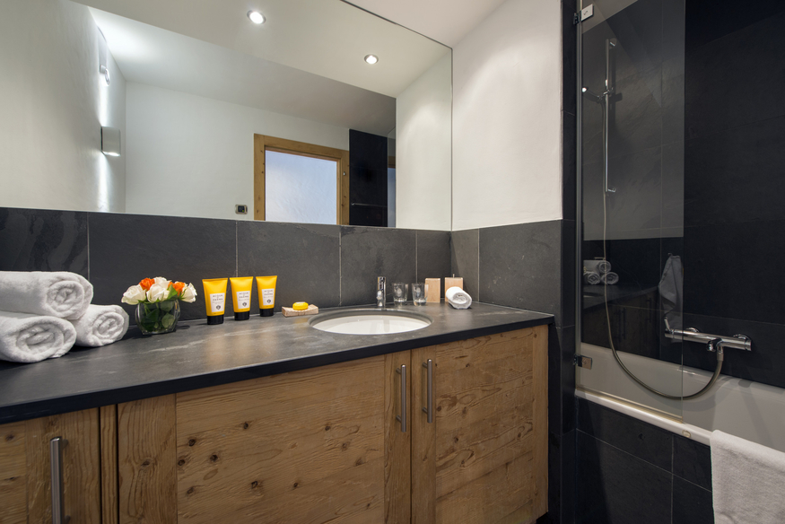 appartement-victoria-111-verbier-salle-de-bain-vasque-baignoire-08.jpg