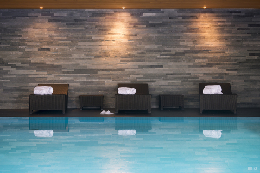 appartement-victoria-111-verbier-piscine-interieure-detail-transats-16.jpg