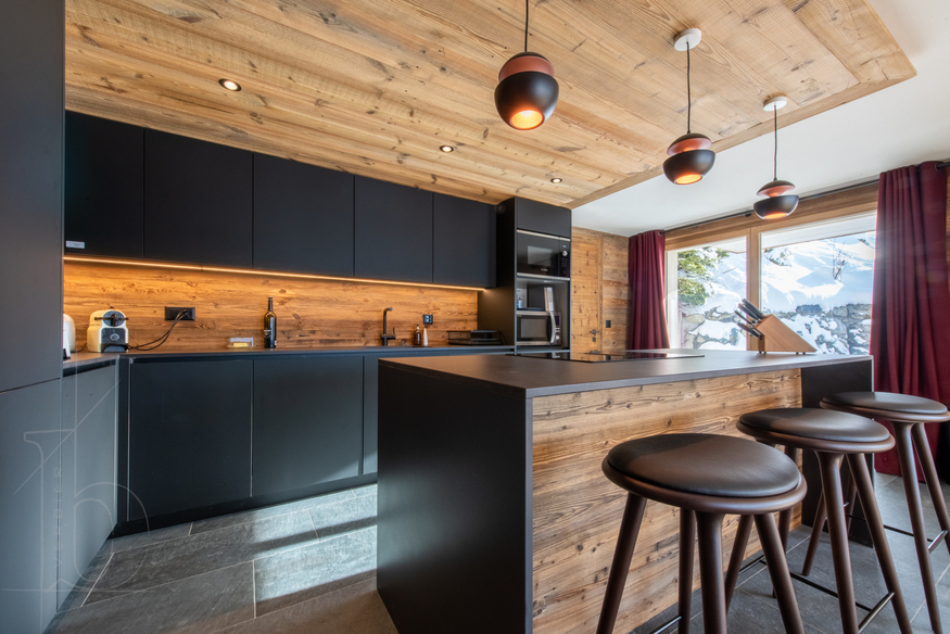 appartement-grand-cirque-verbier-cuisine-bar-tabourets-11.jpg