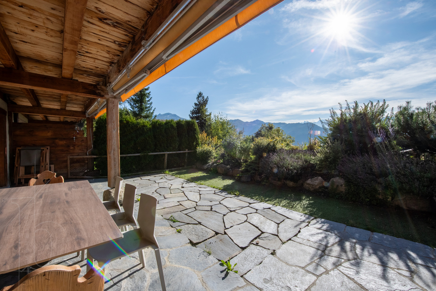 appartement-crijibe-18-verbier-terrasse-table-exterieure-jardin-15.jpg