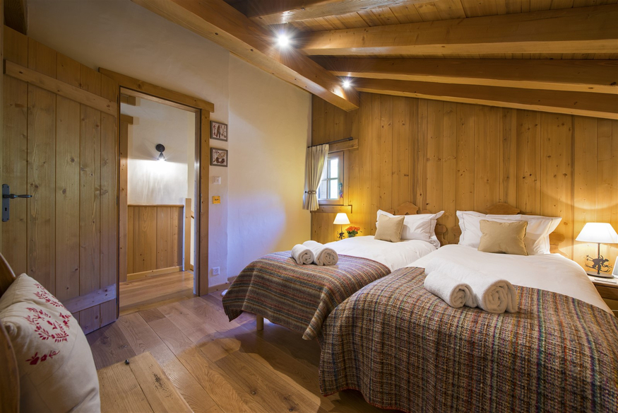 chalet-5-roses-verbier-chambre-lits-jumeaux-angle-27.jpg